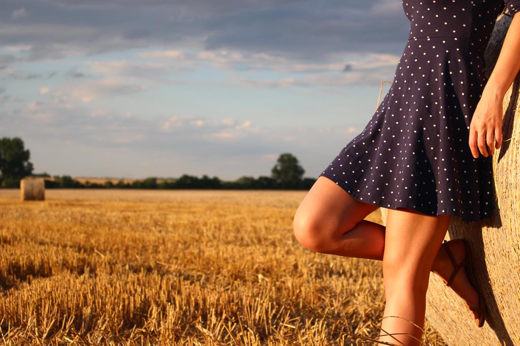 woman-standing-in-a-field-257849 (Copy)